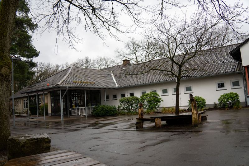Die Furlbachschule mit Schulhof