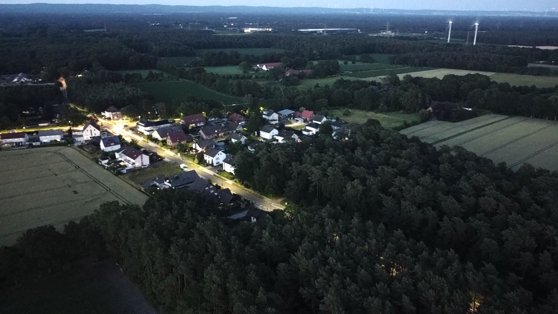 Hövelriege zur blauen Stunde mit beleuchteter Dorfstraße