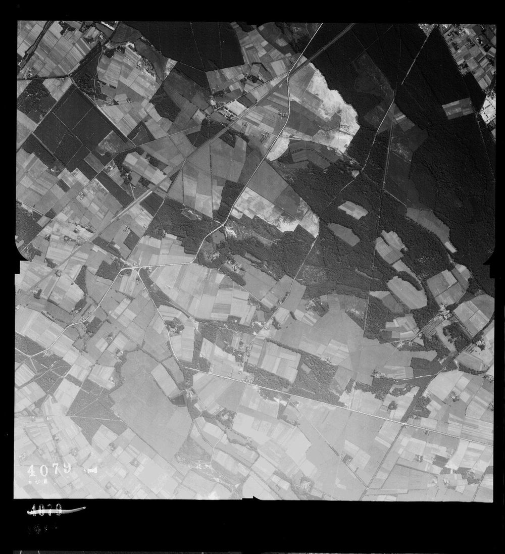 Schwarzweiße Luftaufnahme von Hövelriege und Umgebung vom 17. August 1944 mit Feldern, Waldstücken, Bahnlinie und Straßen